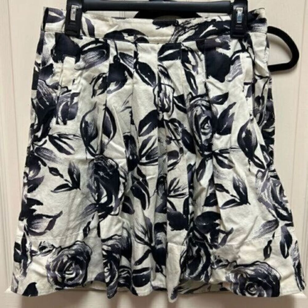 CAbi Rosie Floral Pleated Skirt Women Side Pockets Ivory and Purple